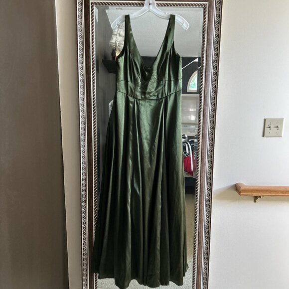 David's Bridal V-Neck Bridesmaid Dress - Picture 3 of 8